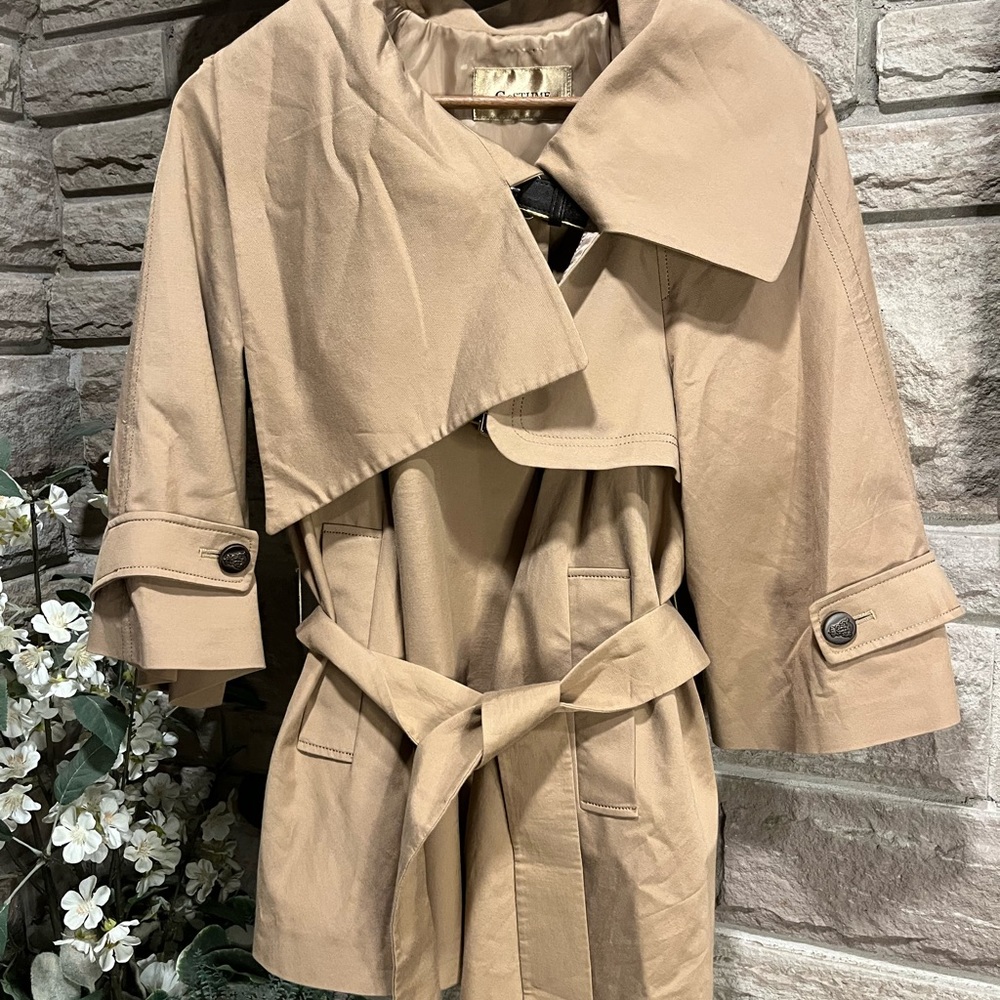 Costume National beige coat with removable hood and large collar. Size small/55